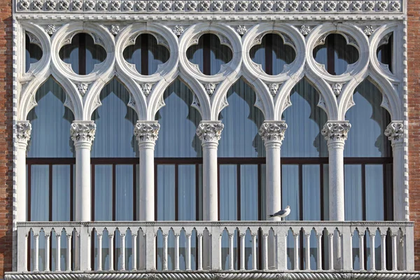 Ventanas Venecianas Tradicionales Con Pequeño Baclony Venecia — Foto de Stock