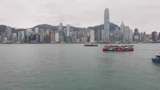Hong Kong China Abril 2017 Colorido Anuncio Star Ferry Boat — Vídeo de stock