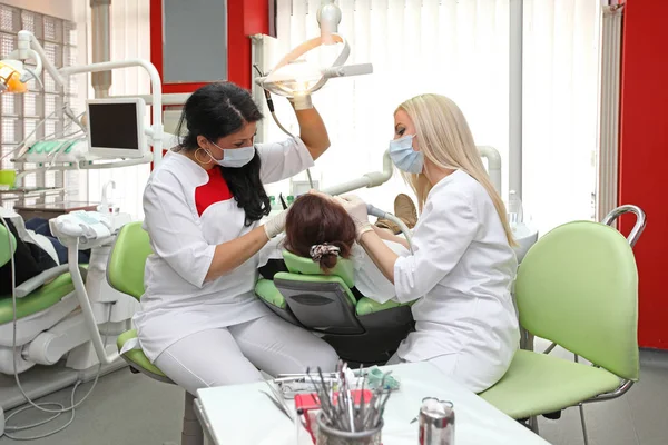 Dentistas Trabajo Consultorio Dental Moderno —  Fotos de Stock