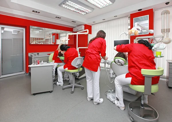Odontólogos Trabajando Consultorio Odontológico Rojo Moderno — Foto de Stock
