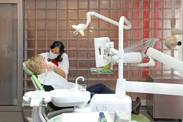 女病人在椅子上看牙医的办公室 — 图库照片