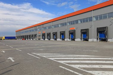 Uzun Dağıtım Deposunda Kamyon Yüklemek için Kargo Rampaları