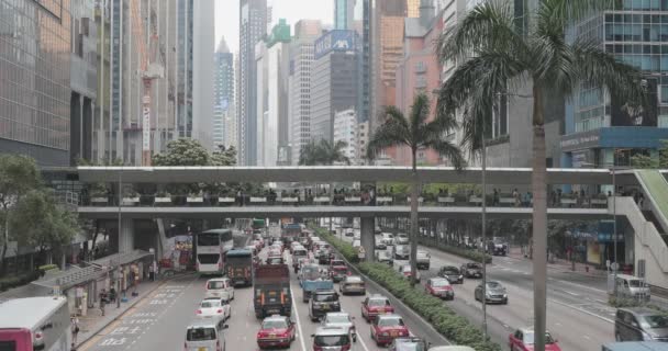 Hong Kong China Abril 2017 Puente Peatonal Sobre Calle Heavy — Vídeos de Stock
