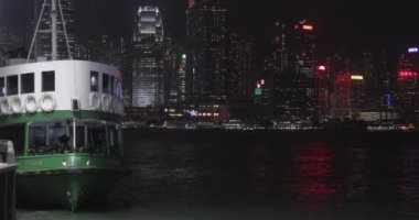Hong Kong, Çin - 24 Nisan 2017: Star Feribot geceleri Hong Kong, Çin'de demirledi..