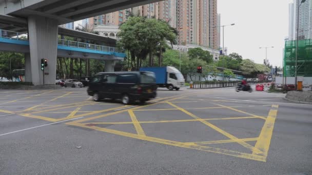 Hong Kong China Abril 2017 Tráfico Matutino Intersección Mong Kok — Vídeos de Stock