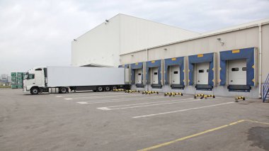 Beyaz yarı kamyon römork ambarında rampa yükleme