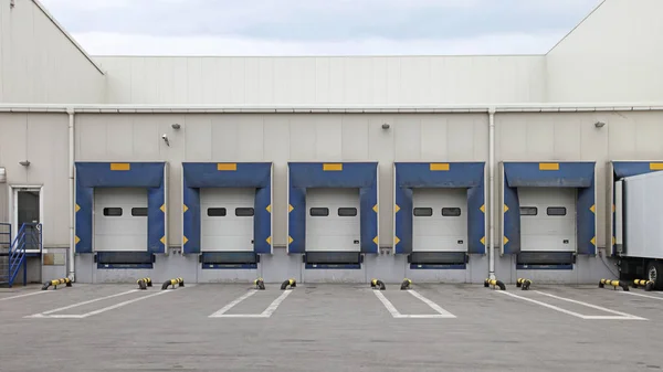 Завантаження Ramp Cargo Doors Distribution Center Warehouse — стокове фото