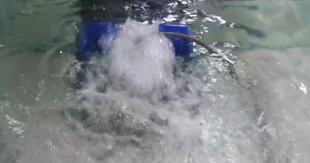 Schwimmbadroboter Reiniger Aqua Bot Rover — Stockvideo