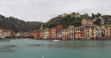 Küçük İtalyan köyü Portofino renkli evleri ile