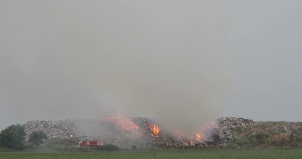 Brandweerlieden Bij Afval Dumpen Stortplaats Vuur Met Zware Rook Vervuiling — Stockvideo