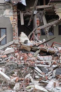 Güçlü deprem felaketi sonra yıkık ev