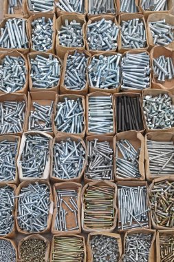 Çeşitli cıvata ve vidalar kutularındaki