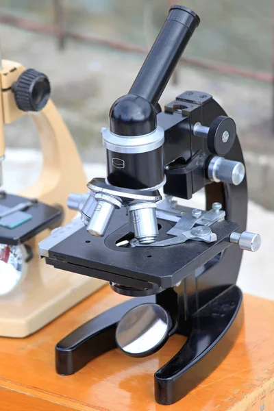 Old Black Optical Microscope Instrument — Stock Photo, Image