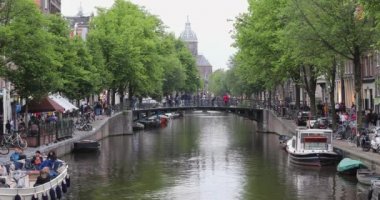 Amsterdam, Hollanda - 18 Mayıs 2018: Uzun kanalda Red Light District Amsterdam, Hollanda.