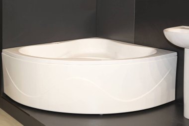 Çağdaş bir tarzda seramik küvette banyo köşesi