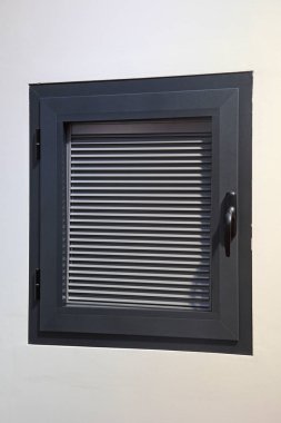 Kapalı gizlilik Venedik Panjur ile küçük pencere