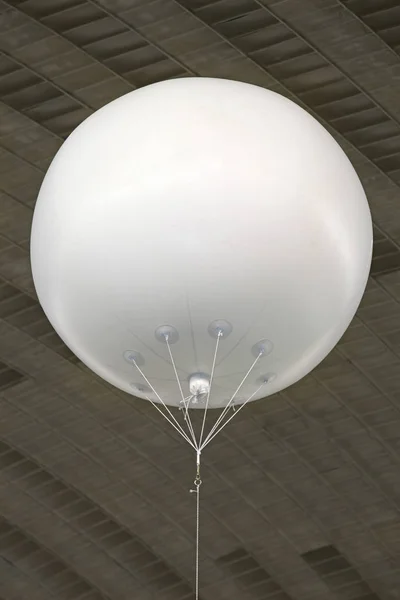 Grote Witte Ballon Met Lege Ruimte Voor Reclame — Stockfoto
