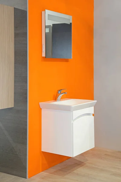 Lavello Ceramica Parete Arancione Nel Bagno Domestico Contemporaneo — Foto Stock