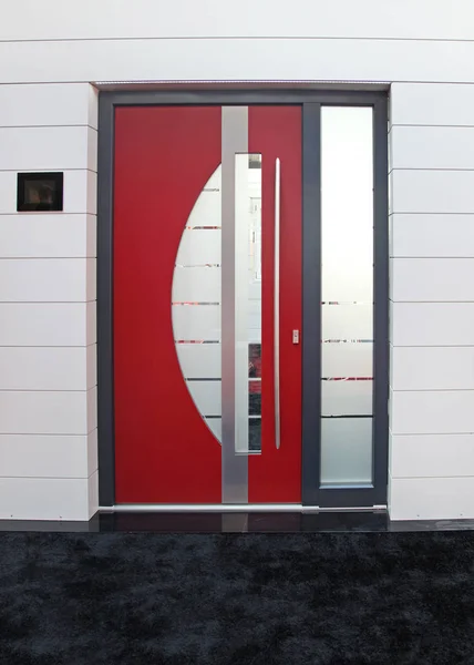 Porta Rossa Con Ingresso Moderno Dell Ufficio Vetro — Foto Stock