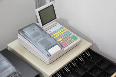 Soygundan sonra çekmecede para olmadan boş kasa