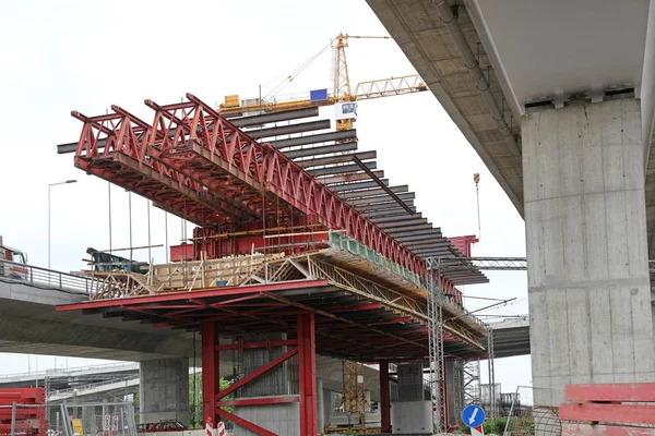 Köprü Üstgeçit Inşaatı Ile Iskele Formların Üzerine Yol Kavşak — Stok fotoğraf