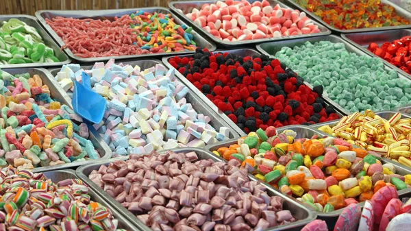各种五颜六色的软糖糖果在市场上 — 图库照片