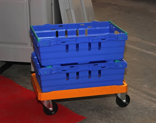 塑料板条箱在多莉与轮子为运输 — 图库照片
