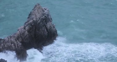 İtalya kayalık taş sahilinde dalgalar büyük deniz