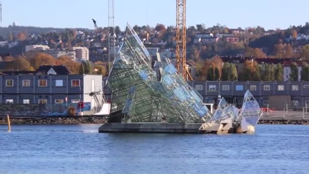 Плавающая Стеклянная Скульптура Айсберга Лежит Осло Норвегия — стоковое видео