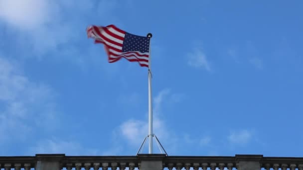 Usa Flagga Toppen Byggnaden Pole Blå Himmel — Stockvideo