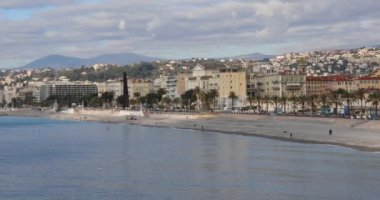 Nice, Fransa - 31 Ocak 2018: plaj ve mesire, güneşli kış günü Nice, Fransa.