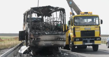 Belgrade, Sırbistan - 03 Haziran 2018: Yanık koç otobüs otoyol E75 Belgrad, Sırbistan.