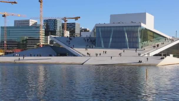 Oslo ノルウェーのオペラ新居の建物に歩いてオスロ ノルウェー 2016 観光客 — ストック動画