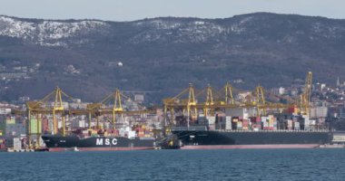 Trieste, İtalya - 04 Şubat 2018: Büyük kargo konteyner gemisi liman Trieste, İtalya.