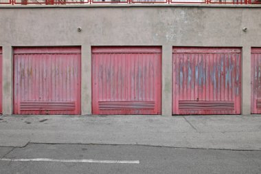 soluk boya ile birkaç kapalı garaj kapıları