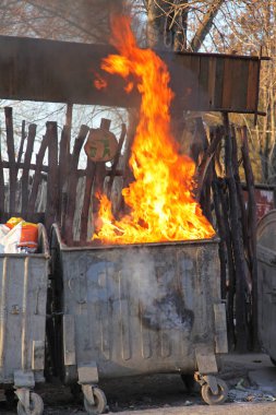 Çöp bidonuna çöp alevlerden Inferno ateşle