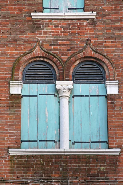 意大利威尼斯封闭式传统百叶窗百叶窗 — 图库照片