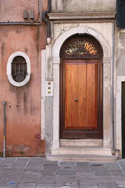 Ξύλινη Αψίδα Πόρτα Και Οβάλ Παράθυρο Στο Σπίτι Στη Βενετία — Φωτογραφία Αρχείου