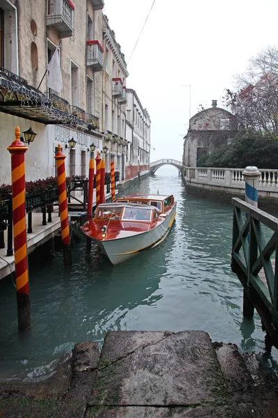 Taxi Boot Afgemeerd Aan Gracht Venetië Italië — Stockfoto