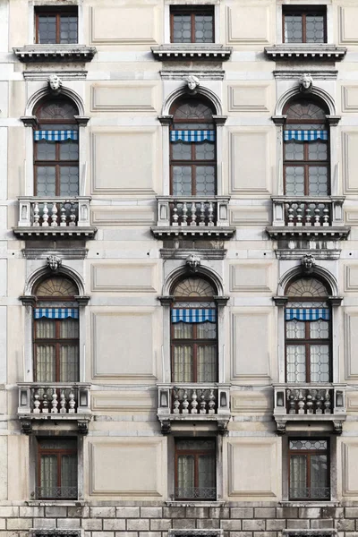 Arch Windows Tradycyjnym Budynku Wenecja Włochy — Zdjęcie stockowe