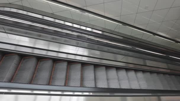 Långa Rulltrappor Till Underground Metro Station — Stockvideo