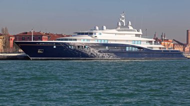 Venice, İtalya - 19 Aralık 2012: Venedik, İtalya'da demirleyen Carinthia II lüks Superyacht.