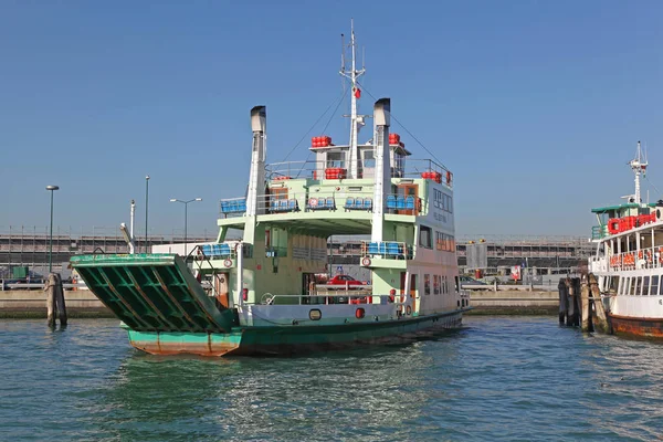 Venecia Italia Diciembre 2012 Ferryboat Pallestrina Actv Ferry Line Docked —  Fotos de Stock