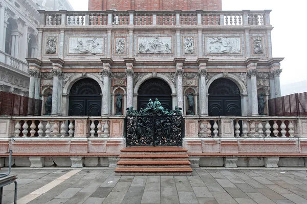 Venecia Italia Diciembre 2012 Puerta Entrada Cerrada Campanario San Marco — Foto de Stock