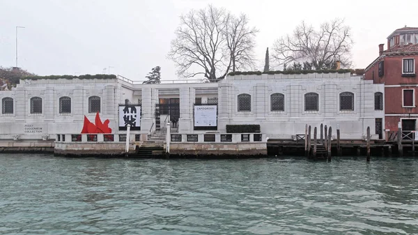 Venice, İtalya - 18 Aralık 2012: Venedik, İtalya Grand Canal, Peggy Guggenheim Koleksiyonu Modern Sanat Müzesi.