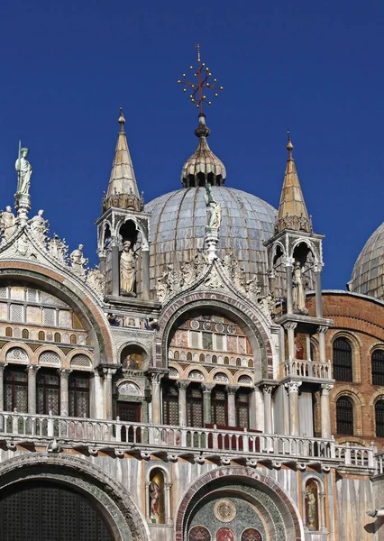 Венеція Італія Грудня 2012 Декоративні Мармуром Фасад Купол Собору Святого — стокове фото