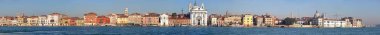 Venice, İtalya - 19 Aralık 2012: Uzun Waterfront Cityscape Giudecca kanal evleri Venedik, İtalya.