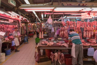 Kowloon, Hong Kong - 21 Nisan 2017: Fa Yuen Street Market Kowloon, Hong Kong, kasap durak.