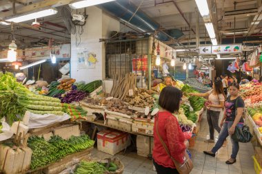 Kowloon, Hong Kong - 21 Nisan 2017: Fa Yuen Street sebze çiftçi pazarda Kowloon, Hong Kong.