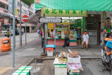 Kowloon, Hong Kong - 21 Nisan 2017: Mong Kok Kowloon, Hong Kong, meyve suyu barı köşe dükkan.